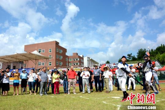 圖為棒球比賽現(xiàn)場(chǎng)。 張金川 攝