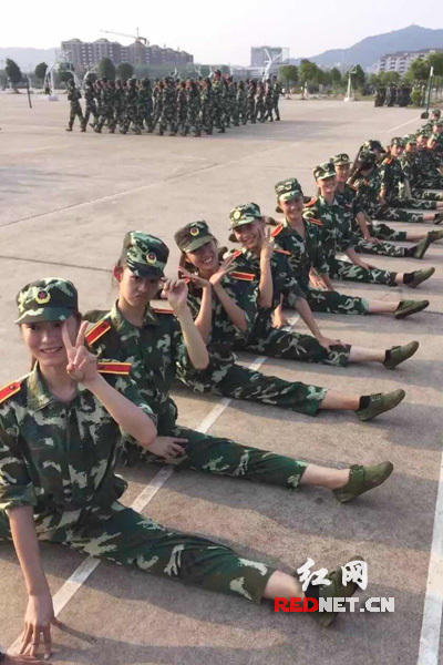 中南大學(xué)學(xué)妹軍訓(xùn)大秀一字馬 長(zhǎng)理學(xué)妹被訓(xùn)哭