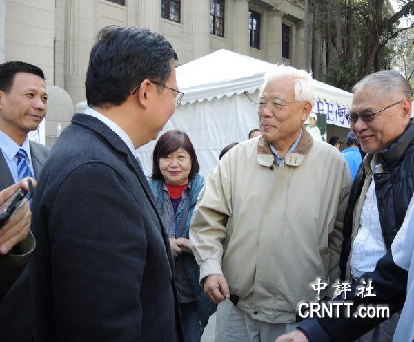 組圖:呂秀蓮中途短暫離開絕食現(xiàn)場引猜測 組圖:呂秀蓮中途短暫離開絕食現(xiàn)場引猜測