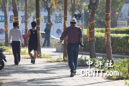 組圖:陳水扁豪宅前黃絲帶飛揚 監獄外眾親友一早等候 組圖:陳水扁豪宅前黃絲帶飛揚 監獄外眾親友一早等候