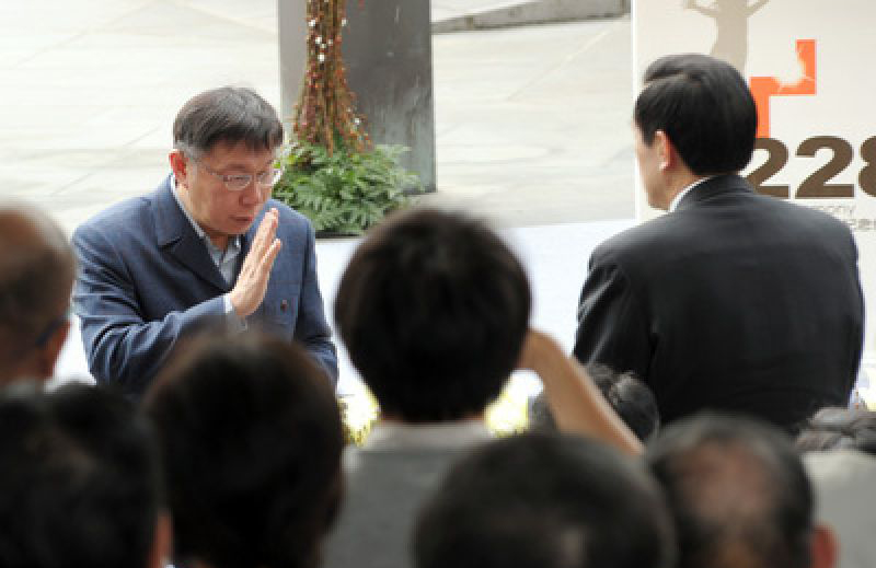馬英九在活動(dòng)現(xiàn)場(chǎng)與柯文哲致意 馬英九在活動(dòng)現(xiàn)場(chǎng)與柯文哲致意
