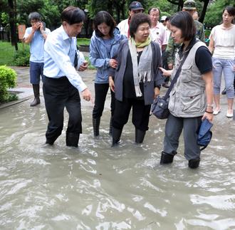 高雄“災上加災”一夜大雨 災區成了“海” 高雄“災上加災”一夜大雨 災區成了“海”