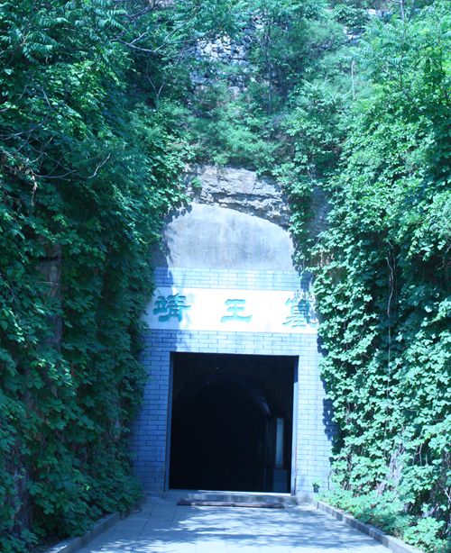 靖王墓口(中國臺灣網(wǎng) 郭曉康攝) 靖王墓口(中國臺灣網(wǎng) 郭曉康攝)