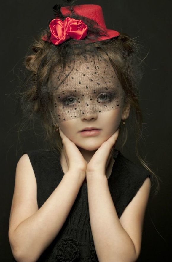 ˊʘ(l)Ӎ _˹}ͯģ(Angelina Kurkina)l(f)һM(xi),ƬСͰ׃,·`䷲g