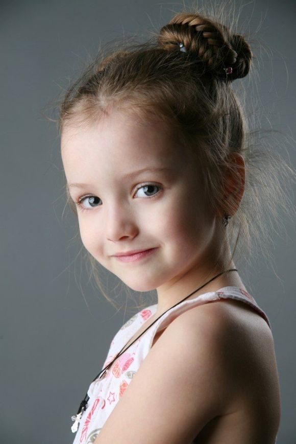 ˊʘӍ _˹}ͯģ(Angelina Kurkina)lһM,ƬСͰ׃,·`䷲g
