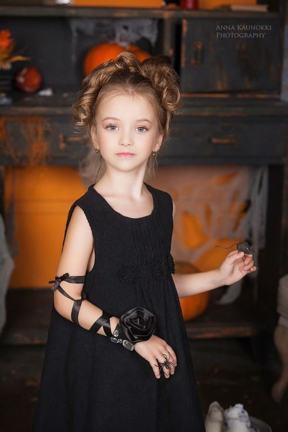 ˊʘӍ _˹}ͯģ(Angelina Kurkina)lһM,ƬСͰ׃,·`䷲g