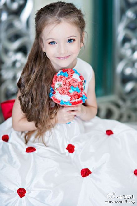 ˊʘӍ _˹}ͯģ(Angelina Kurkina)lһM,ƬСͰ׃,·`䷲g