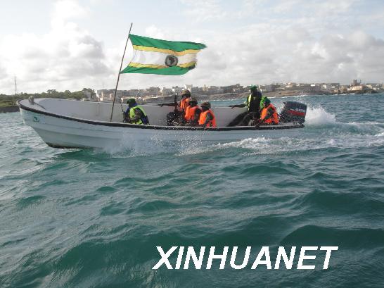 資料圖片:7月7日,非洲聯(lián)盟維和部隊(duì)的烏干達(dá)士兵在索馬里首都摩加迪沙附近海域巡邏,加強(qiáng)對(duì)海盜的防范。(新華社報(bào)道員阿卜杜拉赫曼·瓦爾薩邁/攝)