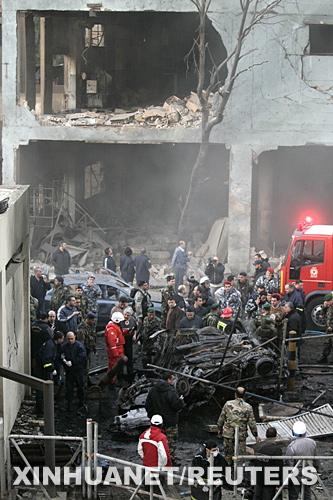 1月15日,警察在黎巴嫩貝魯特檢查爆炸現場。美國駐黎使館的一輛旅行轎車當天下午行駛到貝魯特北部卡蘭提那地區附近時遭到炸彈襲擊,至少3人死亡,20多人受傷。