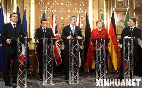 1月29日,歐盟委員會主席巴羅佐、法國總統薩科齊、英國首相布朗、德國總理默克爾和意大利總理普羅迪(從左至右)在英國首都倫敦出席新聞發布會。五位領導人當天在倫敦舉行小型首腦會議,就當前全球金融動蕩和世界經濟問題舉行了磋商。 新華社發