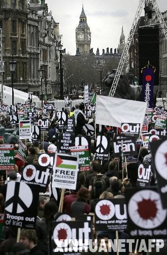 3月15日,在英國首都倫敦,反戰抗議者朝議會大廈行進。在伊拉克戰爭爆發5周年紀念日即將到來之際,英國民眾15日舉行大規模反戰游行,要求英國政府從伊拉克和阿富汗撤軍。 新華社/法新