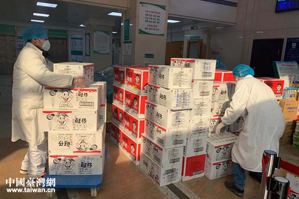 武漢市第三醫院新冠肺炎防控物理管理辦公室搬運旺旺集團捐贈的旺旺食品 武漢市第三醫院新冠肺炎防控物理管理辦公室搬運旺旺集團捐贈的旺旺食品