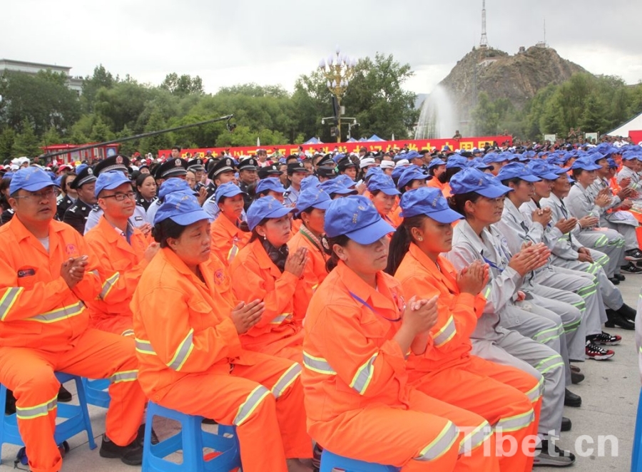 “心連心”藝術(shù)團(tuán)走進(jìn)西藏 “心連心”藝術(shù)團(tuán)走進(jìn)西藏