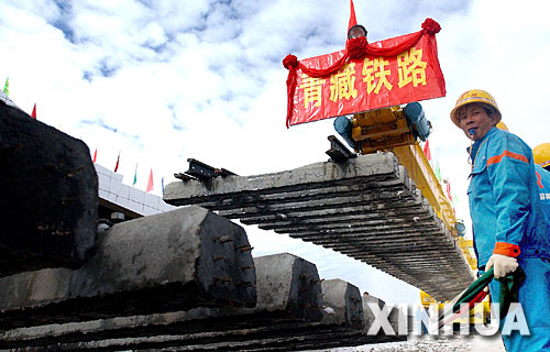 一名青藏鐵路建設者正在指揮鋪軌。2005年8月24日,隨著青藏鐵路在海拔5072米處成功鋪軌,中國人創造了世界鐵路最高點的紀錄(資料照片)。 青藏鐵路從西寧至拉薩全長1956公里,是世界上海拔最高、線路最長、穿越凍土里程最長的高原鐵路。把鐵路修進西藏是幾代中國人的夢想,但這一想法直到新中國成立后才逐漸變為現實。青藏鐵路一期工程西寧至格爾木段于1958年開工,1984年交付營運。但限于當時國家的經濟實力以及高原、凍土等筑路技術難題尚未解決,格爾木至拉薩段被迫停建。2001年6月,國家總投資330.9億元動工修建青藏鐵路二期工程。這一工程跨越昆侖山、唐古拉山,通過多年凍土層和大片“生命禁區”,是人類鐵路建設史上亙古未有的穿越。它的建成將為神秘而古老的青藏高原帶來新的生機和活力! 新華社發