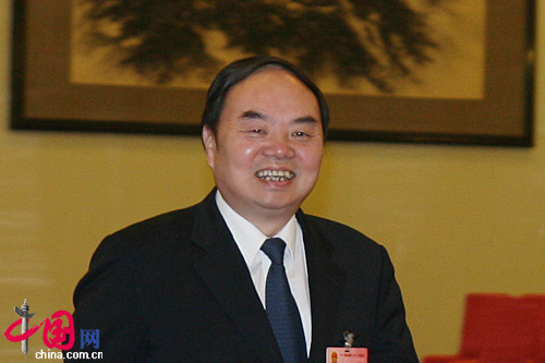 教育部長(zhǎng)周濟(jì)經(jīng)過(guò)人民大會(huì)堂北門(mén)一笑而過(guò) 教育部長(zhǎng)周濟(jì)經(jīng)過(guò)人民大會(huì)堂北門(mén)一笑而過(guò)