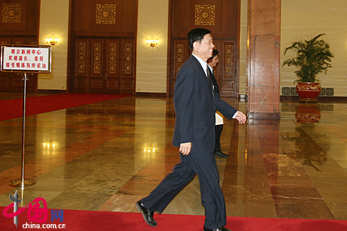 人力資源和社會(huì)保障部長(zhǎng)尹蔚民經(jīng)過(guò)人民大會(huì)堂北門(mén)一笑而過(guò) 人力資源和社會(huì)保障部長(zhǎng)尹蔚民經(jīng)過(guò)人民大會(huì)堂北門(mén)一笑而過(guò)