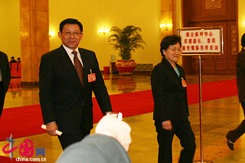 商務(wù)部長(zhǎng)陳德銘(圖左)、監(jiān)察部長(zhǎng)馬馼(圖右)經(jīng)過(guò)人民大會(huì)堂北門(mén)一笑而過(guò) 商務(wù)部長(zhǎng)陳德銘(圖左)、監(jiān)察部長(zhǎng)馬馼(圖右)經(jīng)過(guò)人民大會(huì)堂北門(mén)一笑而過(guò)
