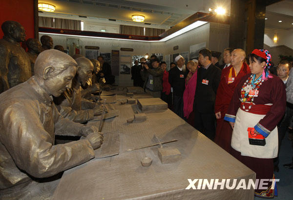 3月11日,出席全國政協十一屆二次會議的部分全國政協委員來到北京民族文化宮參觀西藏民主改革50年展覽。